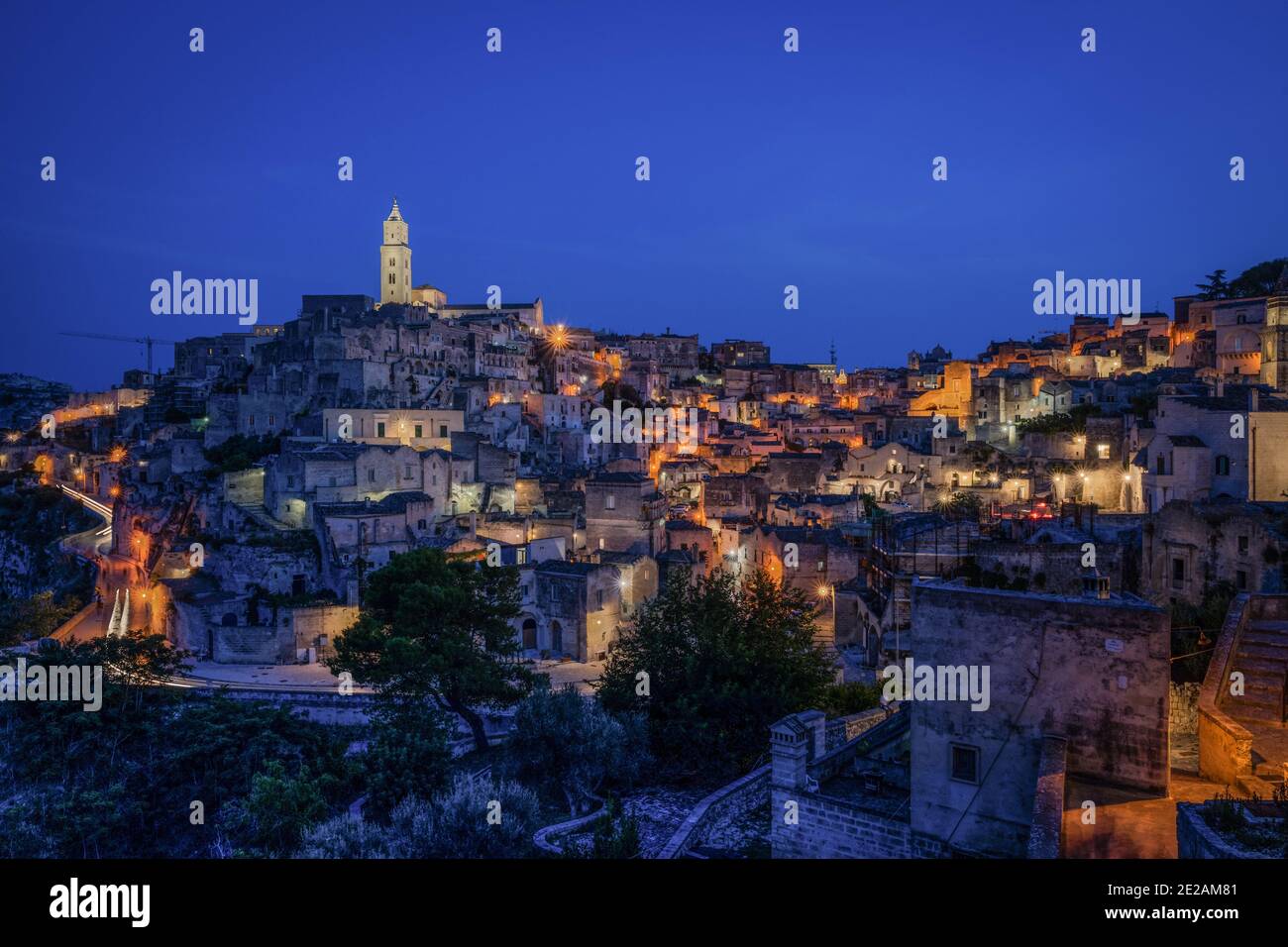 Vista panoramica del quartiere storico di Sasso Barisano a Matera all'ora blu, Basilicata, Italia Foto Stock