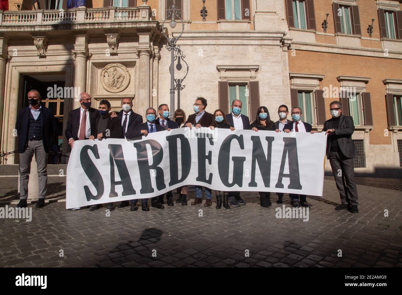 Roma, Italia. 13 gennaio 2021. Alcuni parlamentari sardi di diversi partiti politici hanno protestato contro la decisione del governo italiano di scegliere alcune zone della Sardegna per lo stoccaggio delle scorie nucleari. (Foto di Matteo Nardone/Pacific Press) Credit: Pacific Press Media Production Corp./Alamy Live News Foto Stock