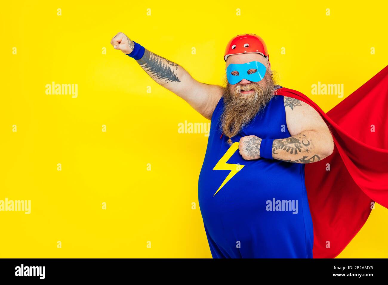 Uomo divertente che indossa un costume da supereroe Foto stock - Alamy