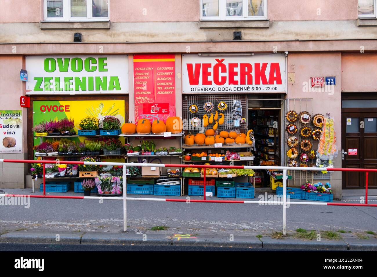 Vecerka, piccolo negozio vietnamita, Biskupcova, Zizkov, Praga, Repubblica Ceca Foto Stock