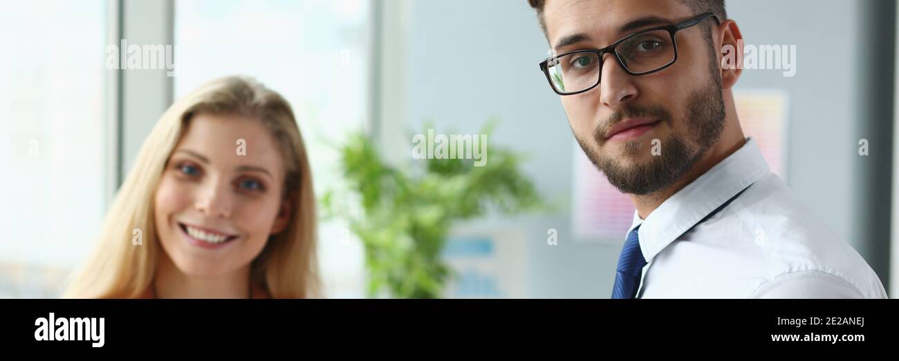 Giovane e giovane allegro che lavorano in ufficio insieme Foto Stock