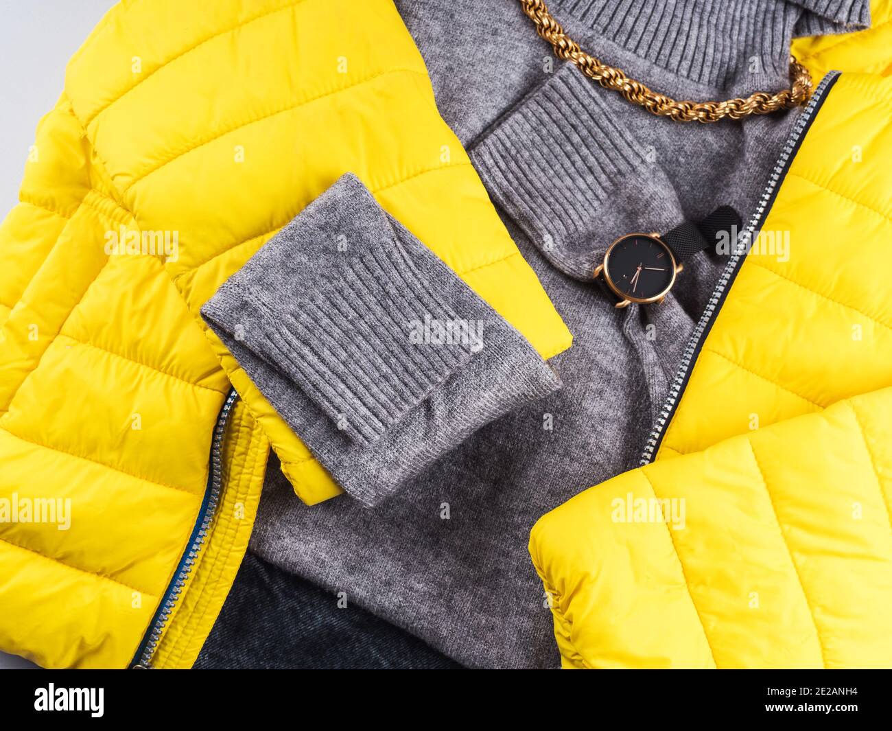 Collo di tartaruga grigio con giacca gialla Foto Stock