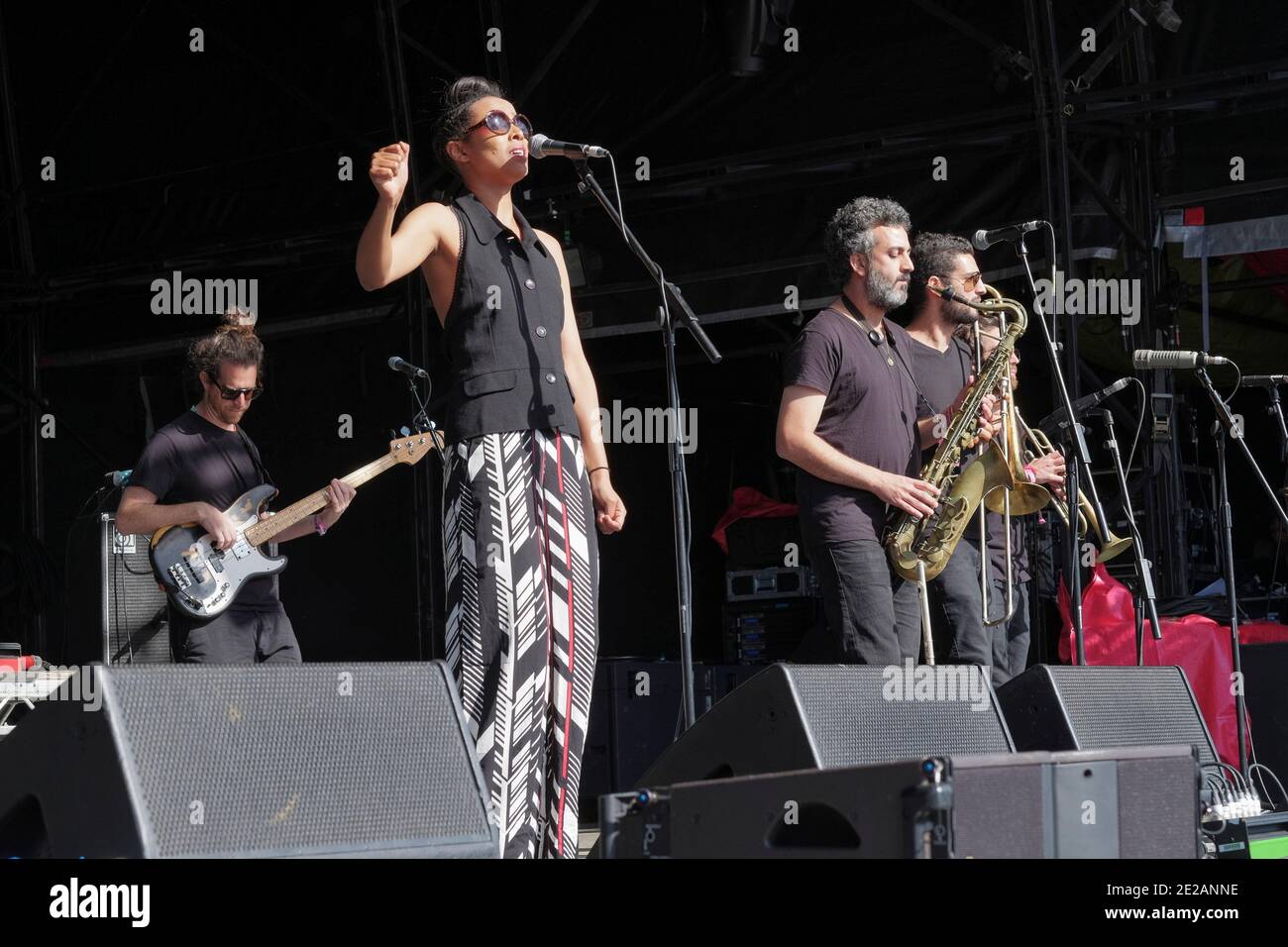 L'attrice e cantante israeliana Ester Rada si esibisce al festival Womad di Charlton Park, Regno Unito. 27 luglio 2015 Foto Stock