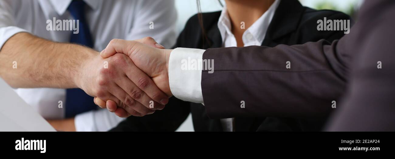 Due uomini d'affari felici che scuotono le mani in ufficio Foto Stock