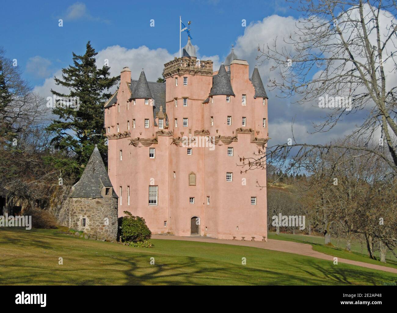 Craigievar Castello nelle Highlands scozzesi in un inverno soleggiato giorno Foto Stock
