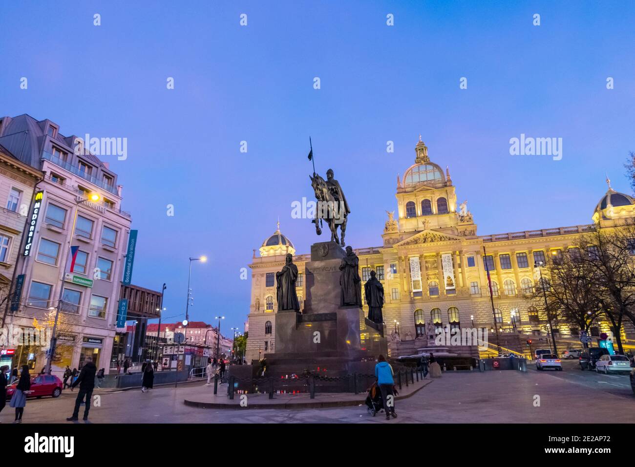 Vaclavske namesti, Piazza Venceslao, con il Museo Nazionale e la statua di San Venceslao, Praga, Repubblica Ceca Foto Stock