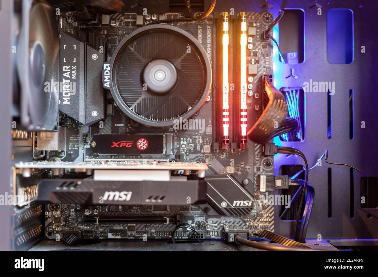 All'interno di un pc Windows, che mostra la scheda madre del pc, la RAM RGB, la GPU e le ventole Foto Stock