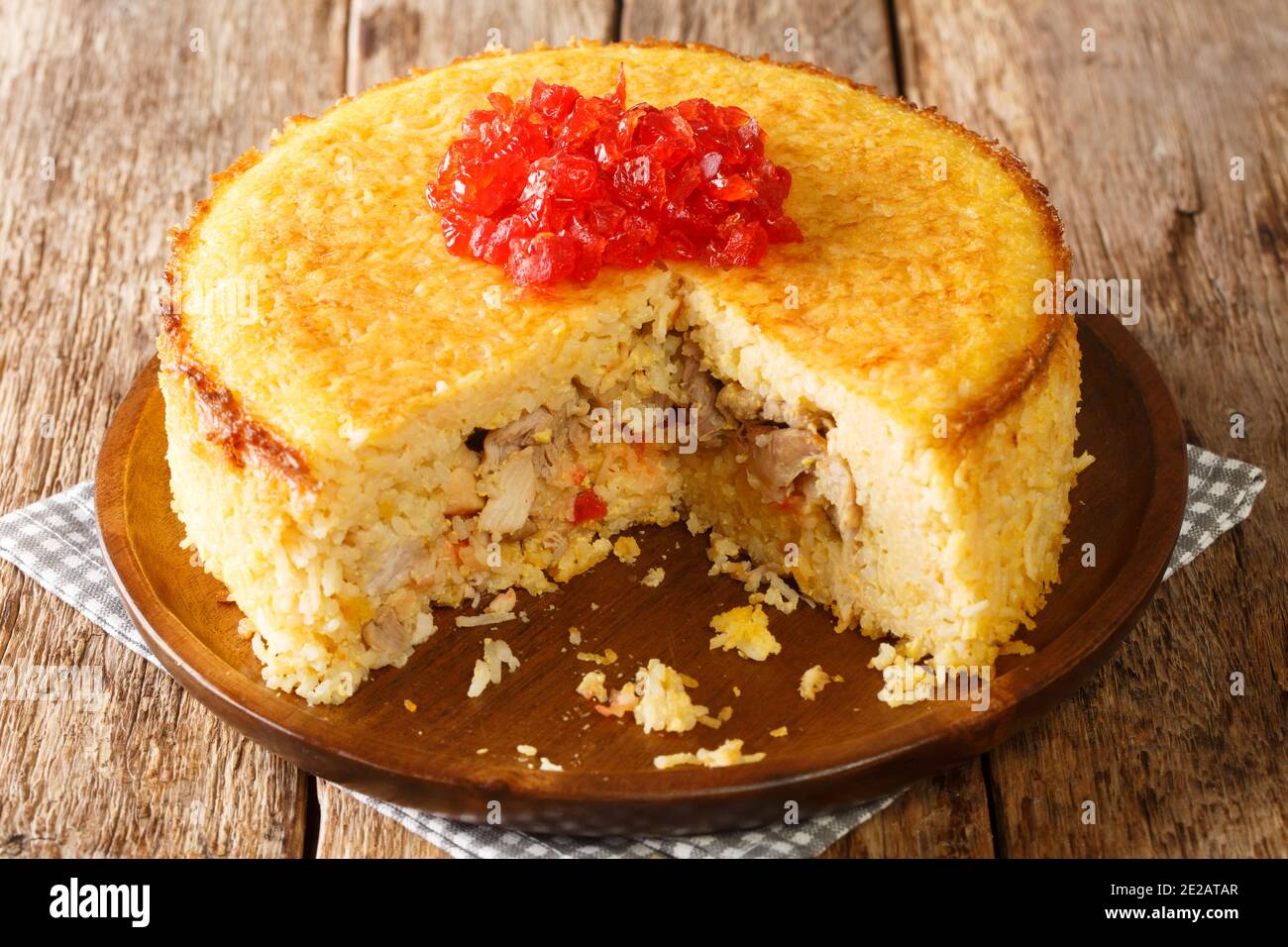 Il tahchin o tah-chin, è una torta di riso iraniana composta principalmente da riso, yogurt, zafferano e uova farcite con filetti di pollo in primo piano nel piatto Foto Stock