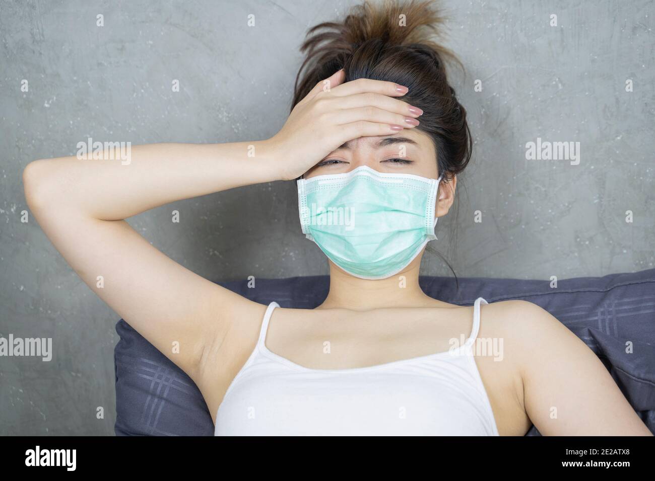 Closeup di bella giovane donna catturata freddo o influenza malattia. Foto Stock