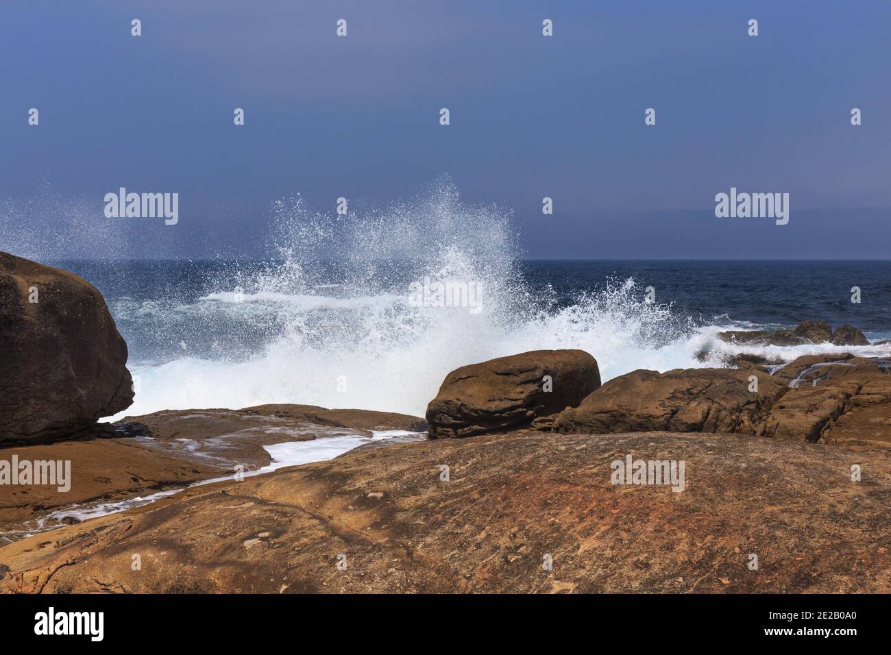 Punta da Barca, onde infrangenti, Santuario di nostra Signora DI UNA Barca, la Vergine della barca o nostra Signora della barca, Muxia, la Coruña, Galizia, Spagna Foto Stock