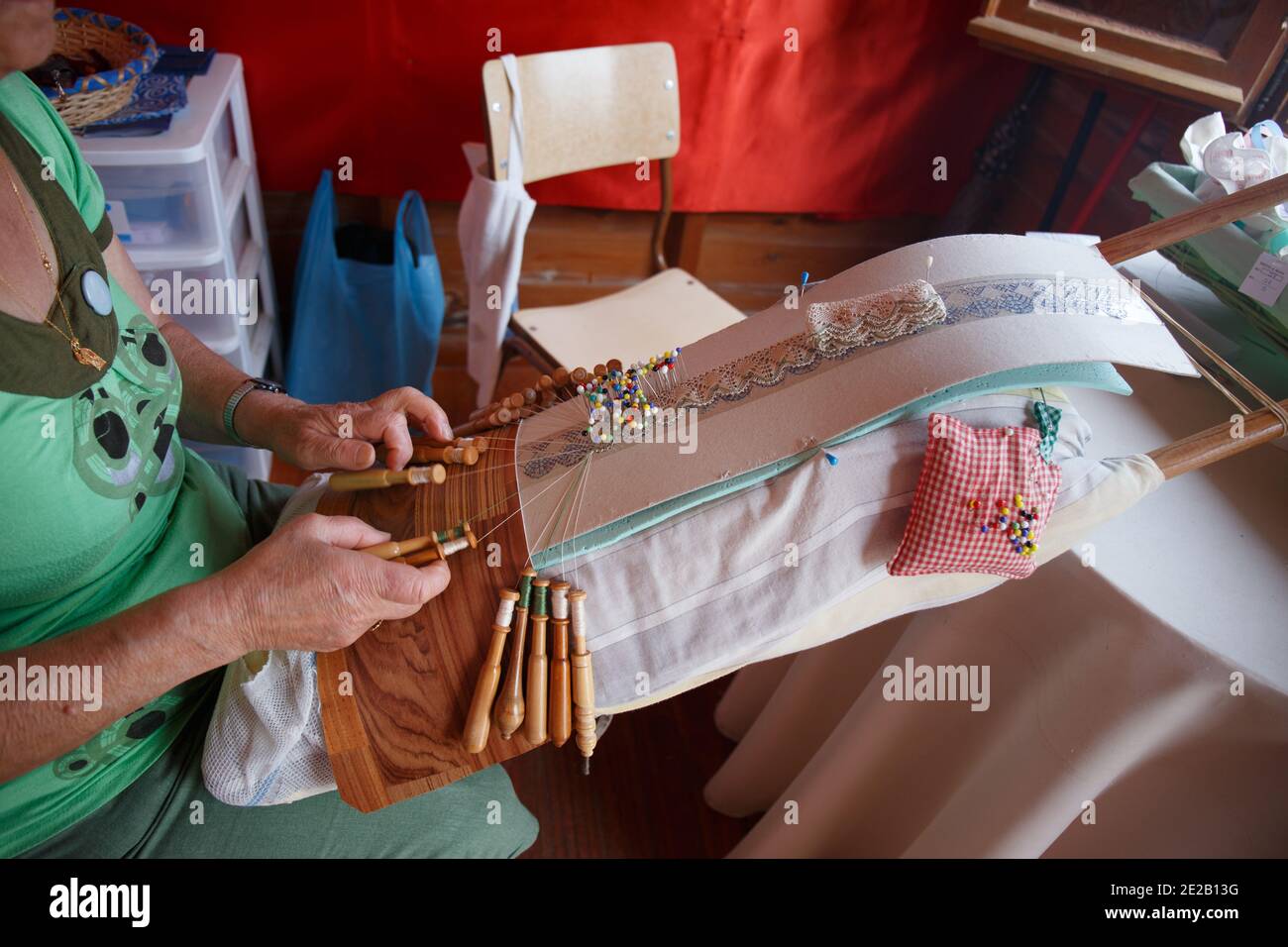 Lacci mani, merletto tradizionale, bobine, spille e filo su un cuscino, Muxia, Galizia, Spagna Foto Stock