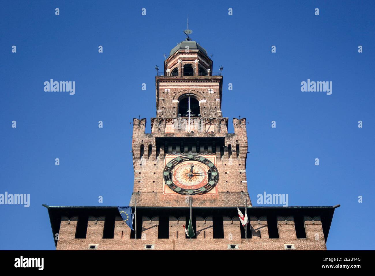La torre dell'orologio del Castello Sforzesco di Milano, fu costruita nel XV secolo da Francesco Sforza, duca di Milano Lombardia. Punto di riferimento dell'Italia. Foto di alta qualità Foto Stock