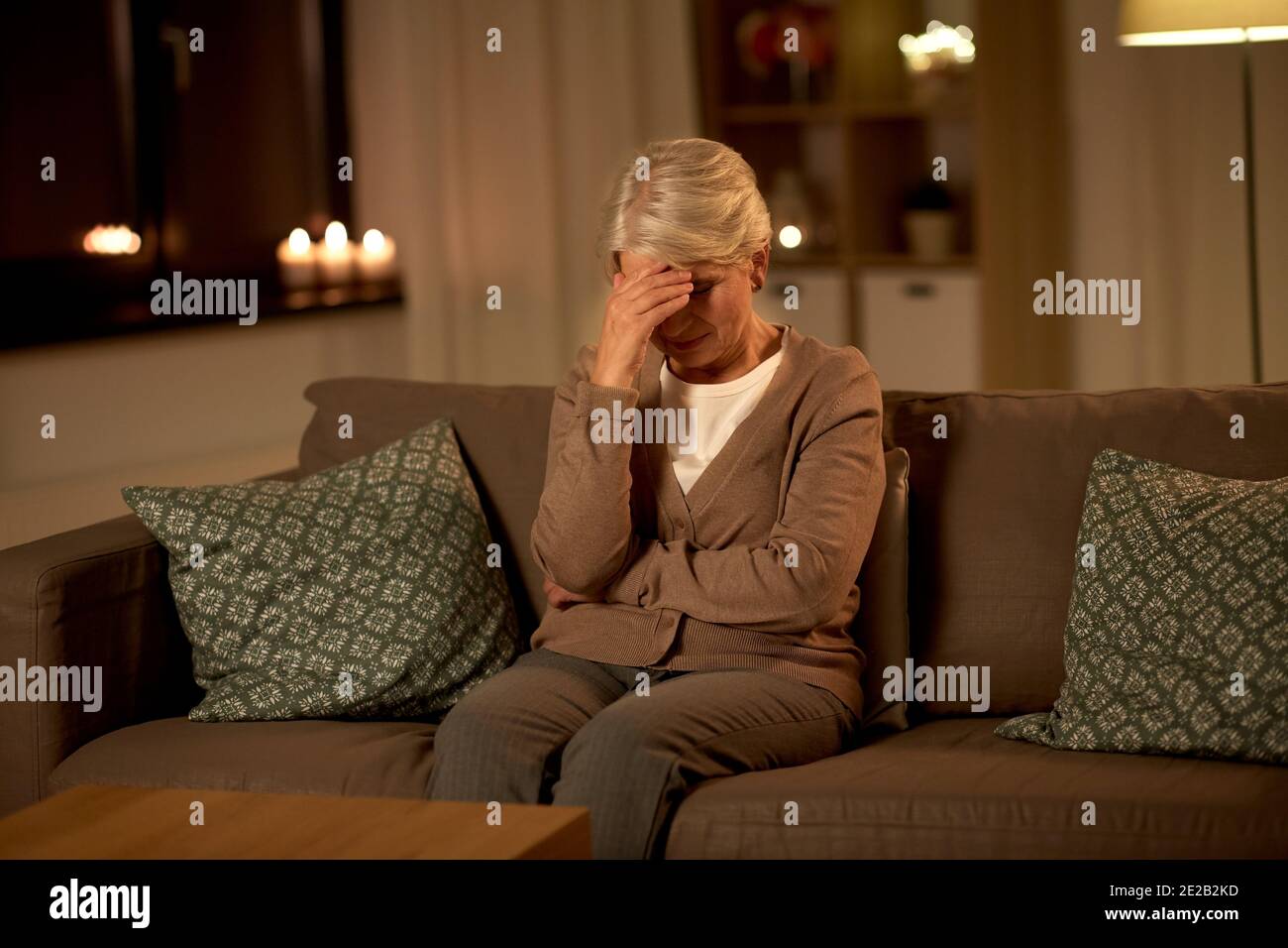 donna anziana infelice che soffre di mal di testa Foto Stock