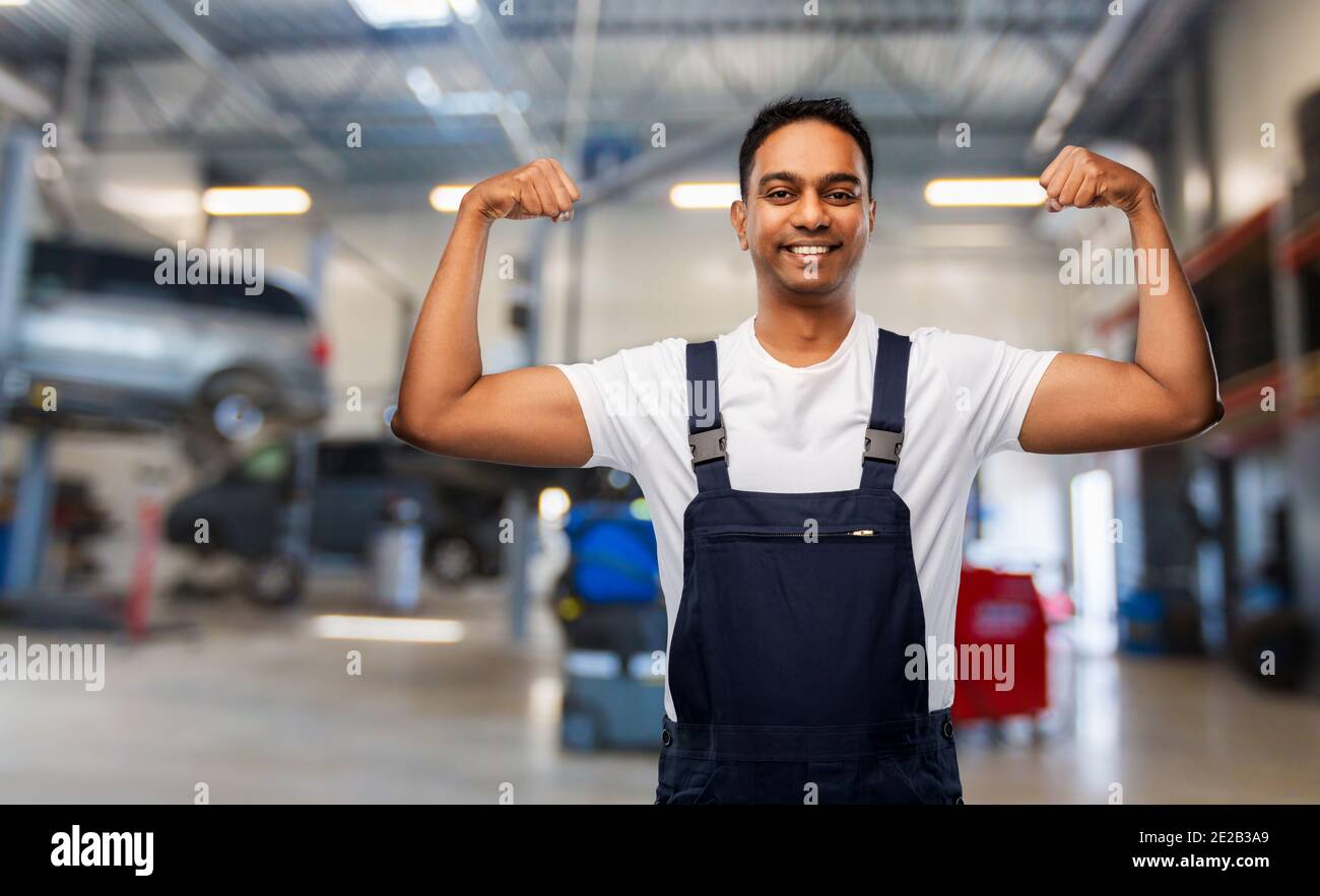 meccanico indiano che mostra il suo potere al negozio di automobili Foto Stock