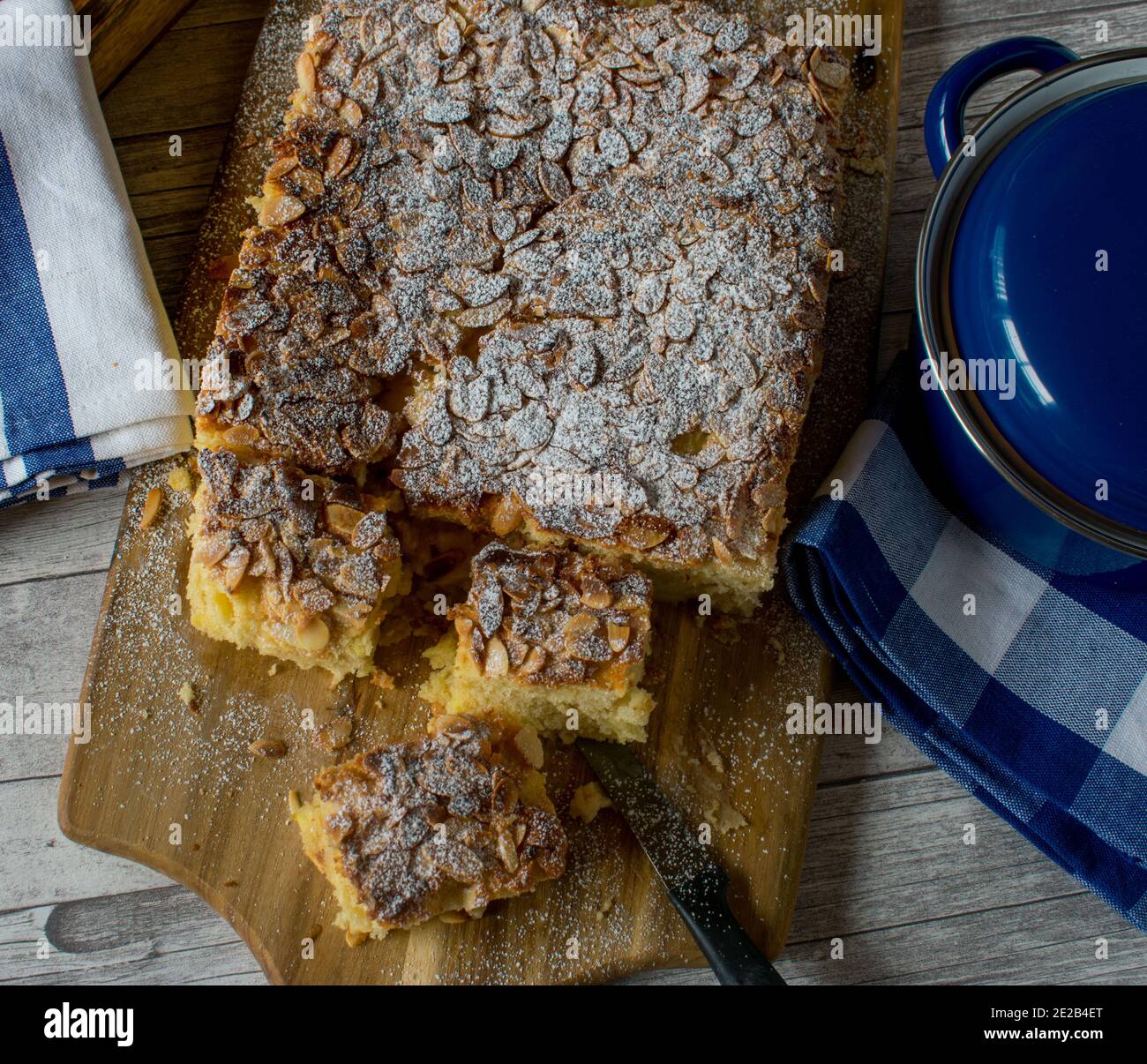 torta di fogli su tavola di legno dall'alto Foto Stock