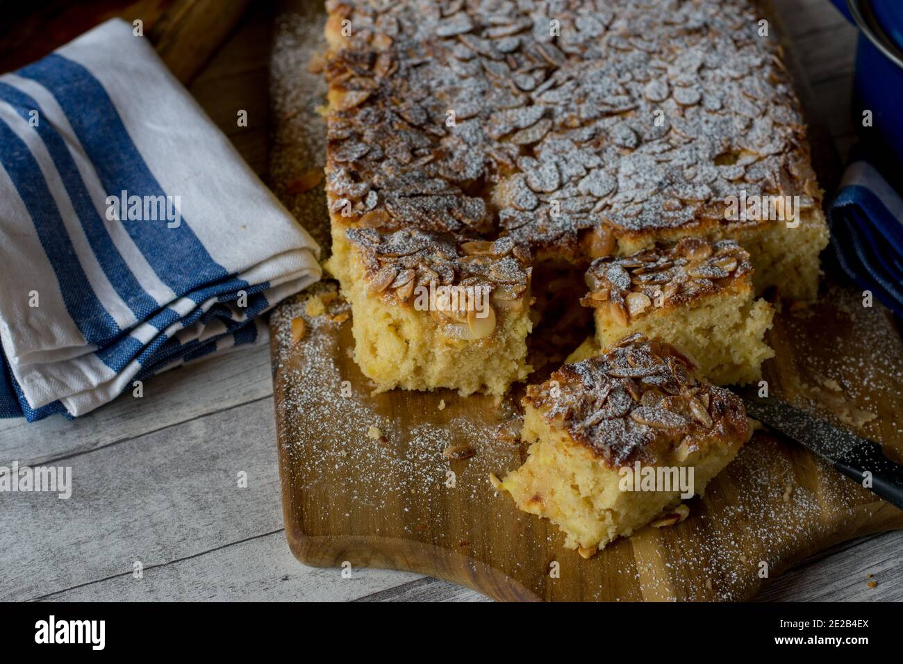 torta di fogli su tavola di legno dall'alto Foto Stock