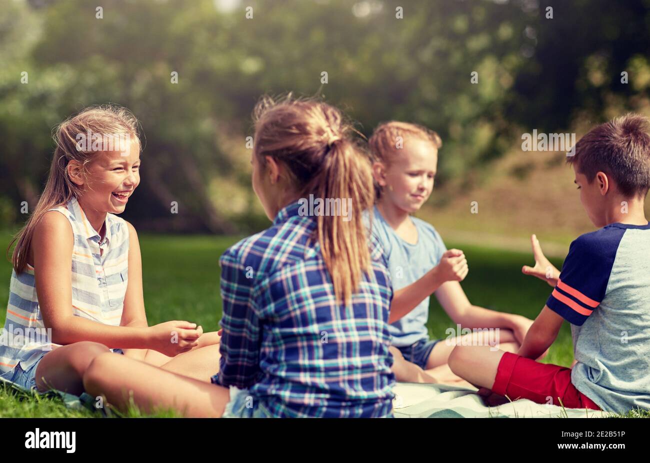 Contenti i bambini giocando sasso-carta-forbici gioco Foto Stock