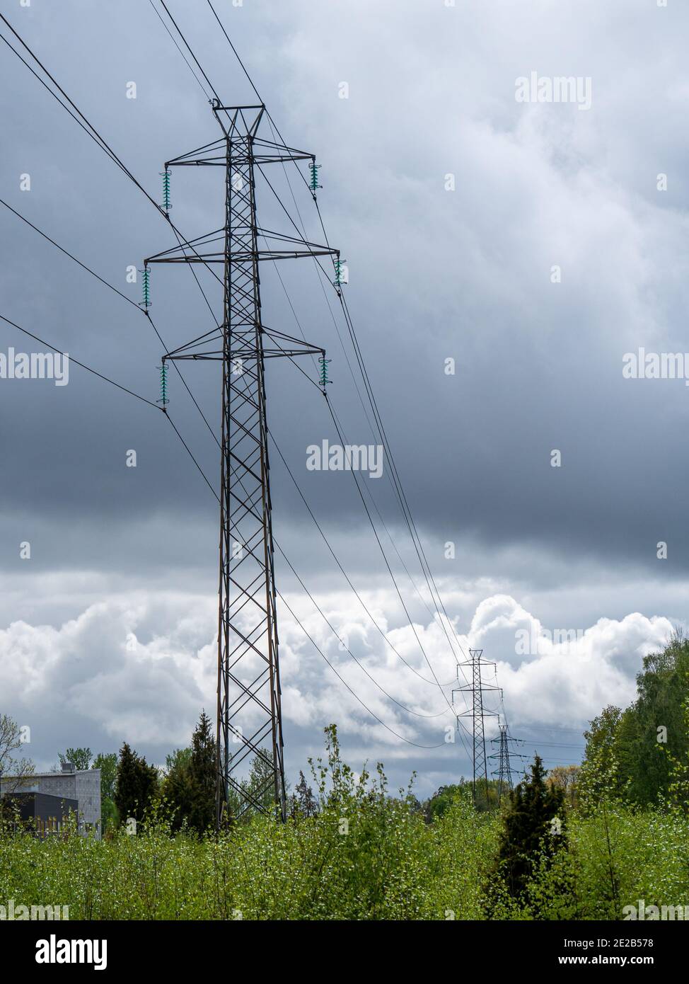 Immagine delle linee di alimentazione ad alta tensione. Stazione di distribuzione dell'elettricità. Foto Stock