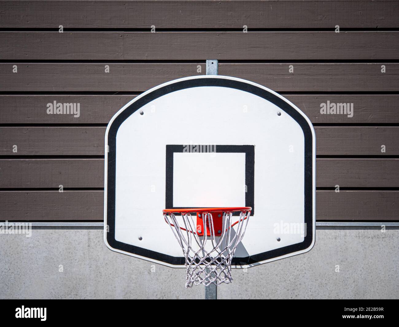 Cesto da basket con fondo in legno all'aperto Foto Stock