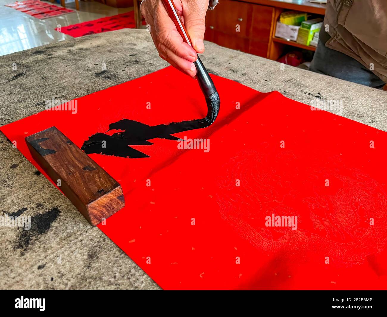 Un calligrafo sta creando e scrivendo i couplets del festival di primavera, il festival cinese di primavera di Capodanno Foto Stock