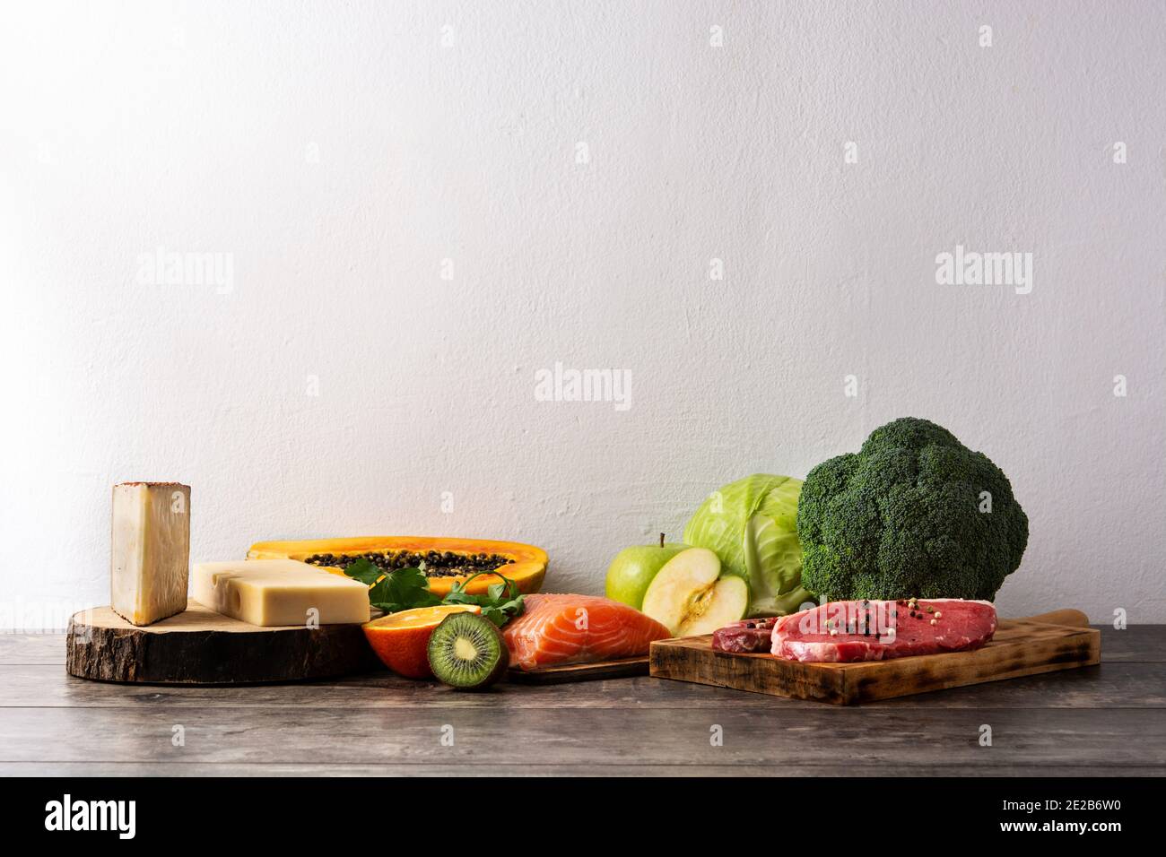 Vitamina A nel cibo su tavola di legno Foto Stock