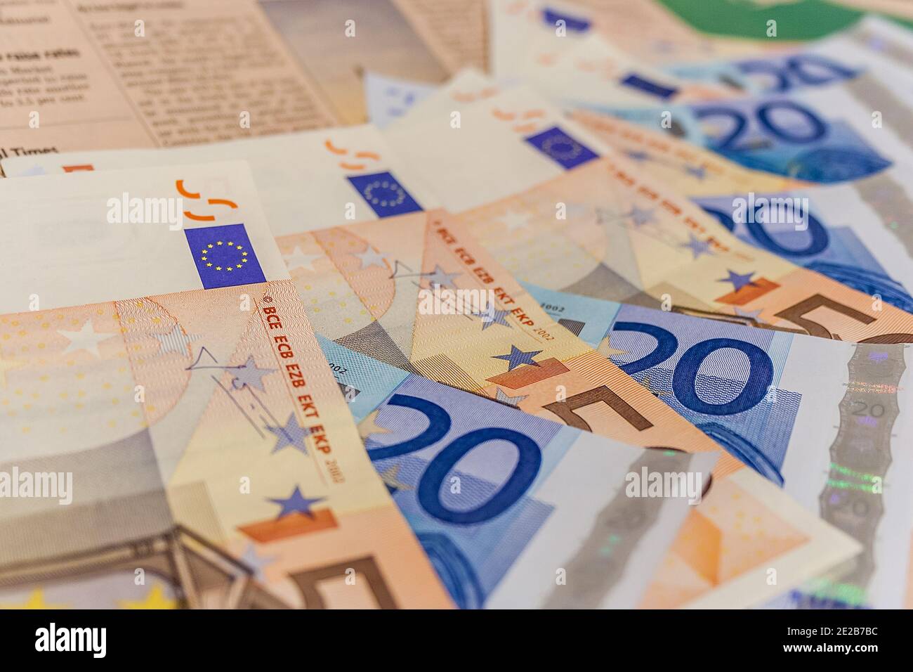 Molte banconote in euro in valuta europea sulla rivista di trading. Foto Stock