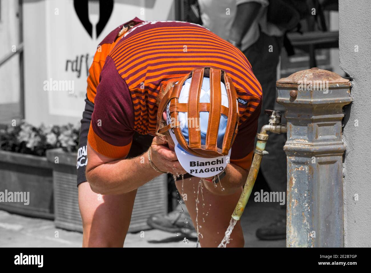Sosta di ristoro a Montisi per i ciclisti che partecipano all'Eroica Montalcino, Siena, Toscana, Italia a maggio - ciclista con acqua dal rubinetto Foto Stock