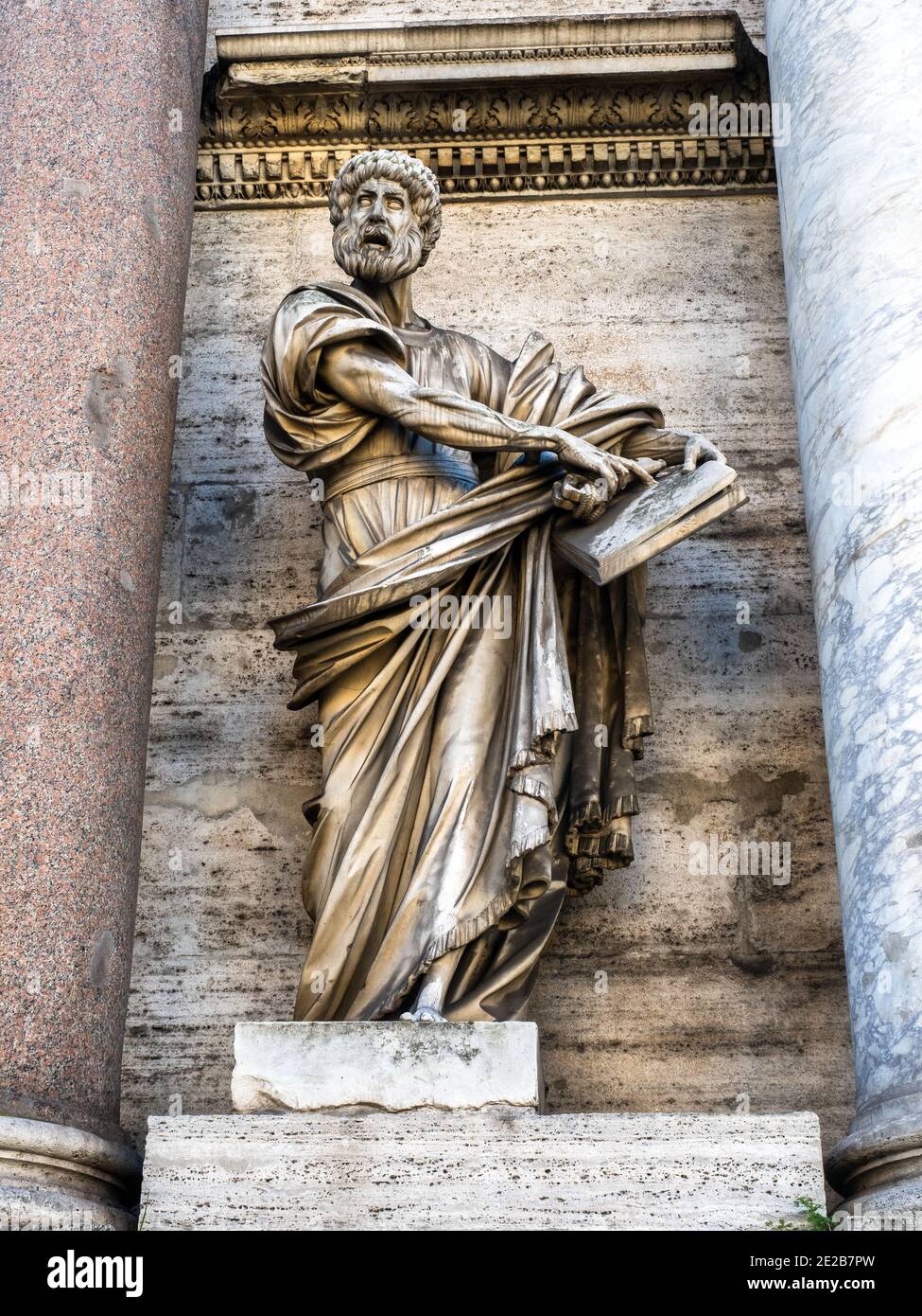 Statua di San Paolo di Francesco Mochi nella facciata esterna di porta del Popolo - Roma, Italia Foto Stock