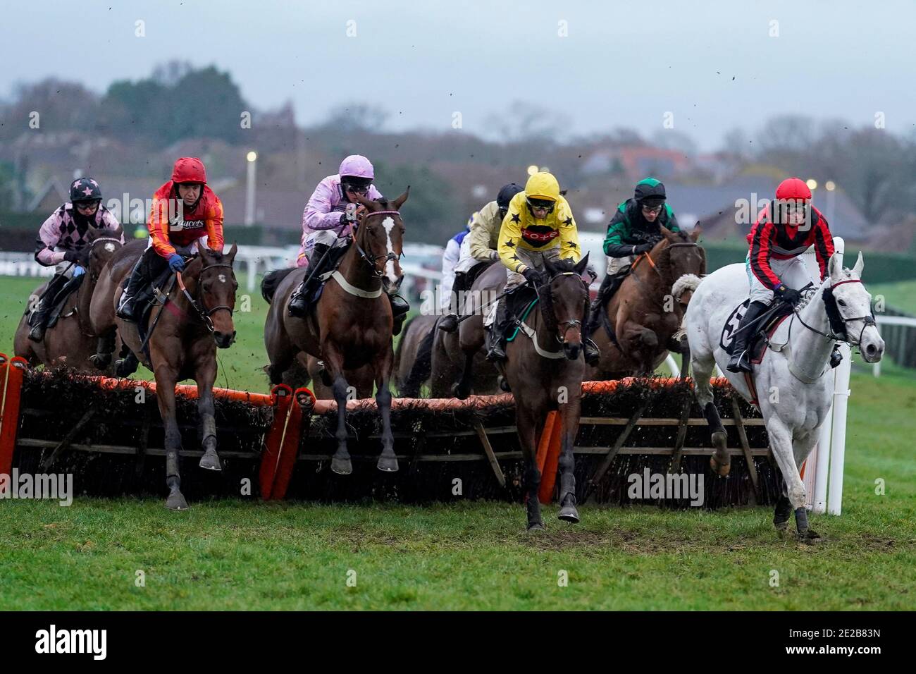 Kielan Woods cavalcando Lady Chuffnell (centro a sinistra) sulla loro strada per vincere il Visit attheraces.com handicap hurdle al Plumpton Racecourse. Foto Stock