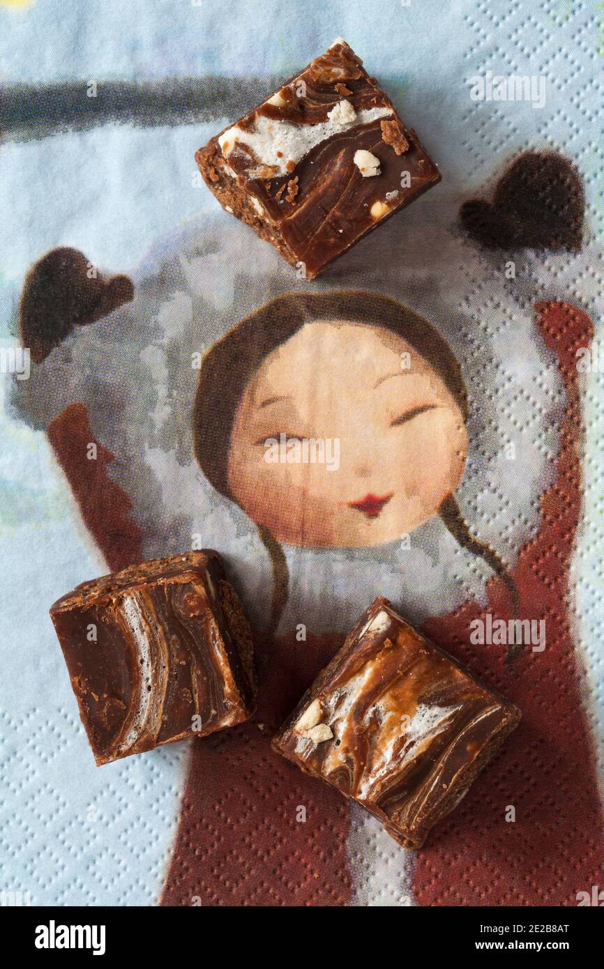 M&S Smores Fudge Square su tovagliolo serviette - cioccolato fondente fudge con pezzi di biscotto e marshmallows aromatizzati alla vaniglia Foto Stock