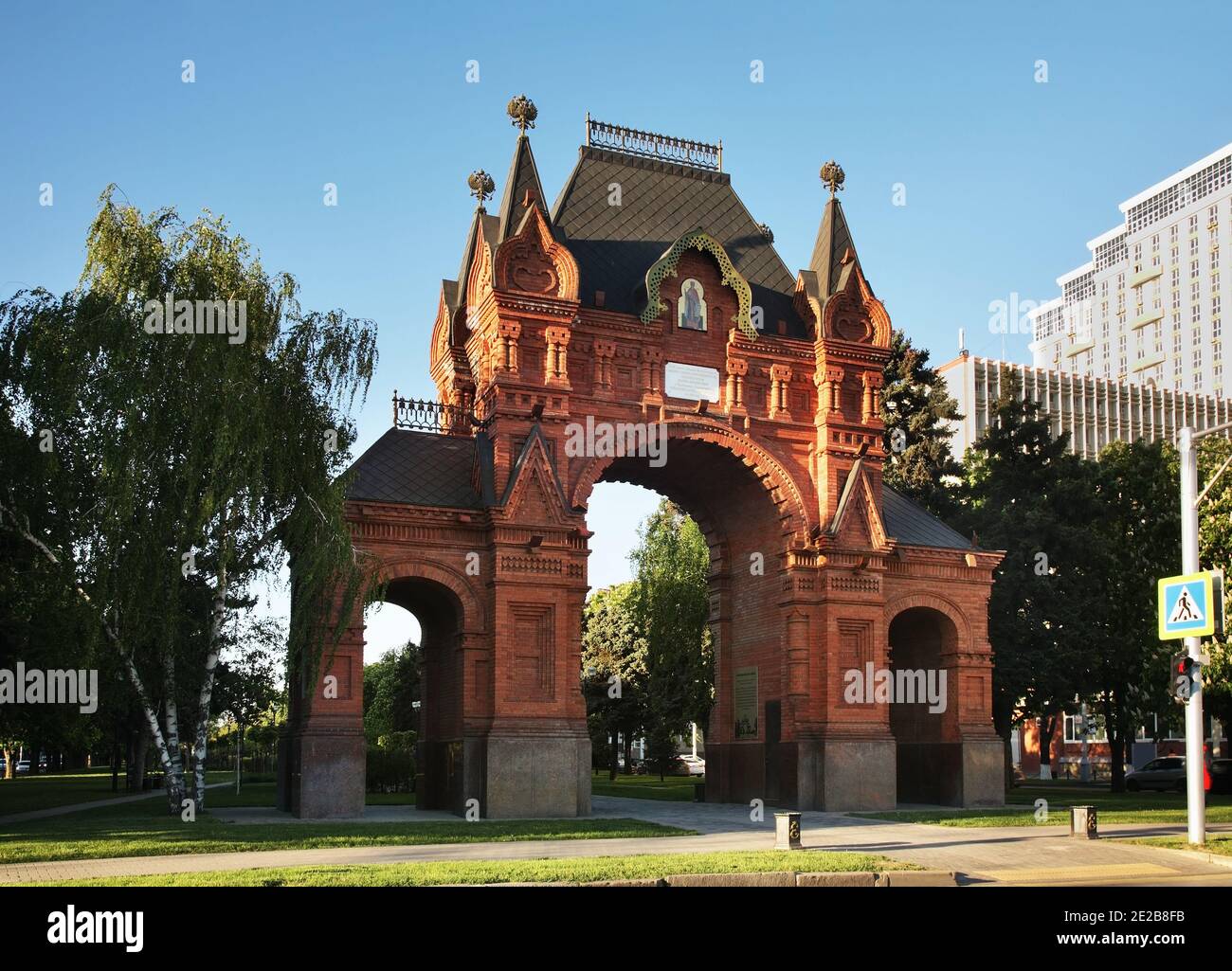 Alexandrovskaya arco trionfale - Tsarskie Vorota (Royal Gates) in Via Rossa a Krasnodar. Russia Foto Stock