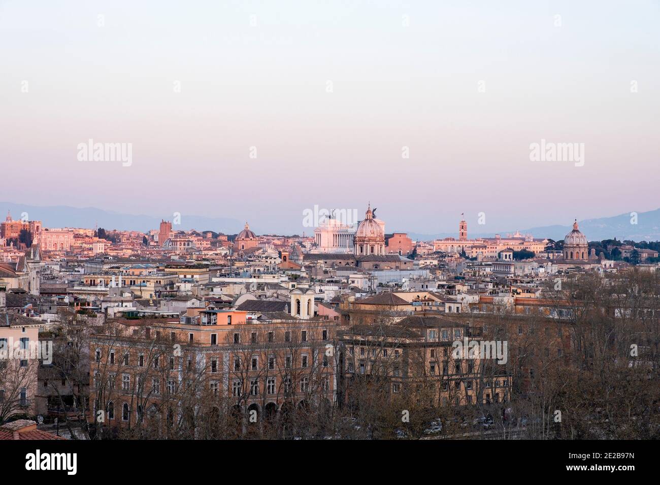 Vista all'alba del centro di Roma, Italia, da Trastevere, sul fiume Tevere. Monumento a Vittorio Emanuele II, la Chiesa di Sant Andrea della Valle. Foto Stock