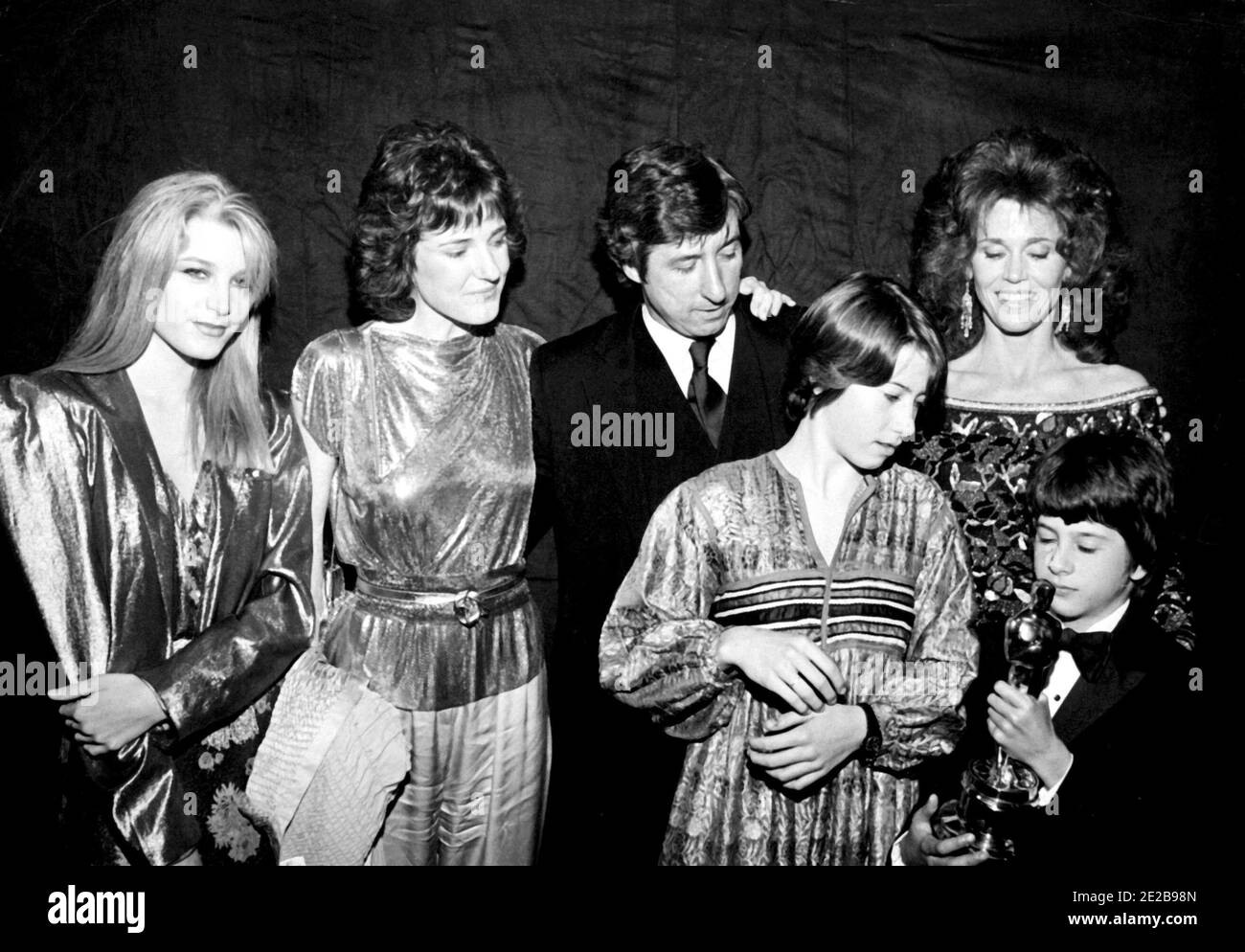 Bridget fonda, Amy fonda, Tom Hayden, Jane fonda W/Children Vanessa e Troy al 54° Premio annuale dell'Accademia. 3/31/1982 credito: Ralph Dominguez/MediaPunch Foto Stock
