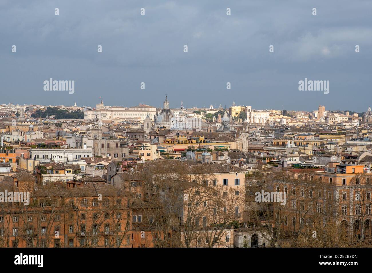 Vista del centro di Roma da Trastevere. Al centro si trovano la Chiesa Nuova, il Pantheon, la Chiesa di Sant'Agnese Foto Stock