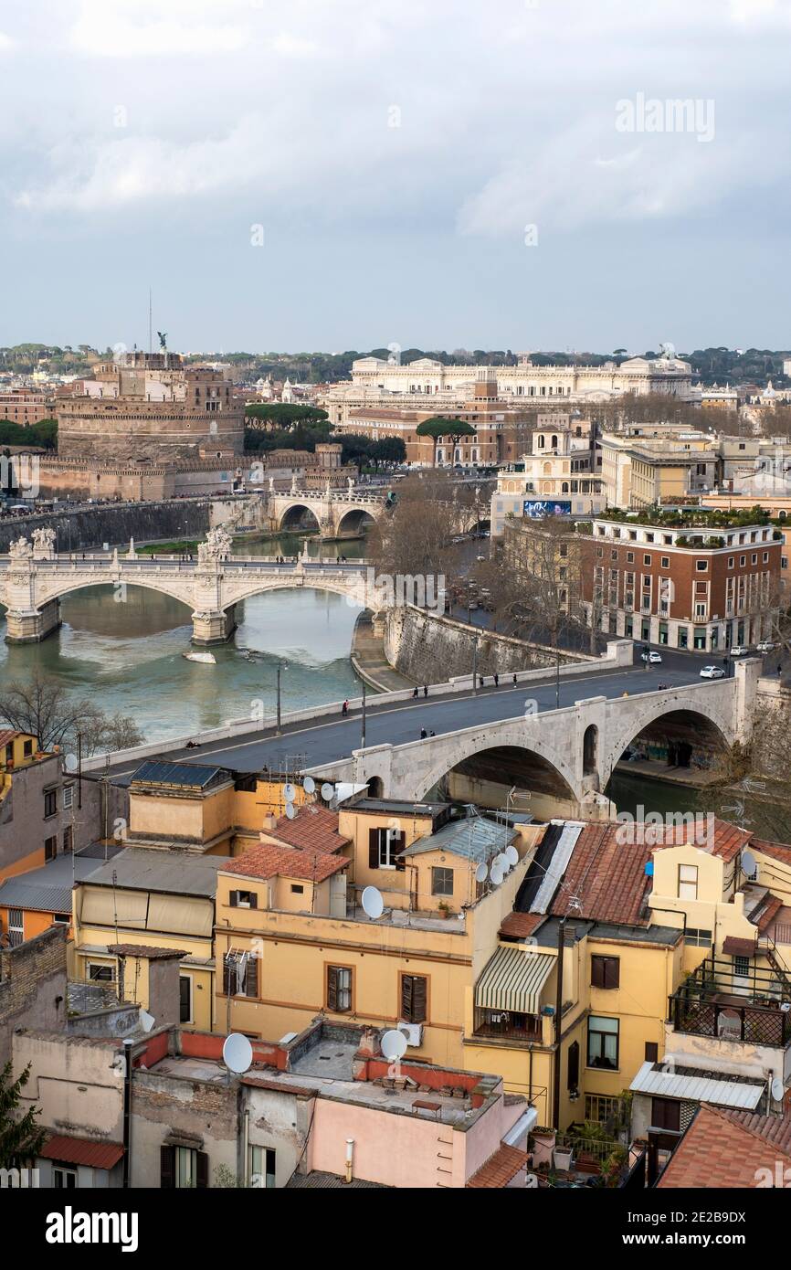 Vista aerea da Trastevere, Roma, Italia, ai ponti sul Tevere e Castel Sant Angelo. Foto Stock