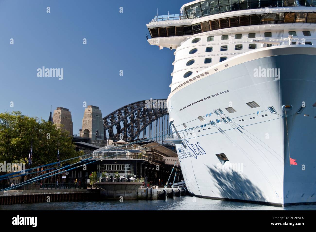 Una nave da crociera ormeggiata nel Porto di Sydney, con il Ponte del Porto sullo sfondo, Sydney, Australia. Foto Stock