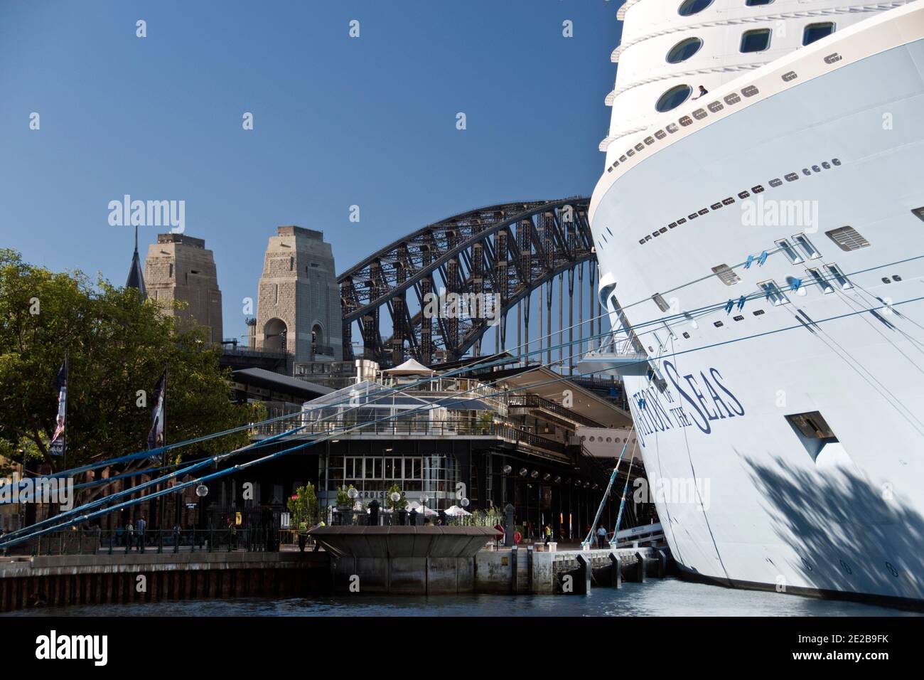 Una nave da crociera ormeggiata nel Porto di Sydney, con il Ponte del Porto sullo sfondo, Sydney, Australia. Foto Stock