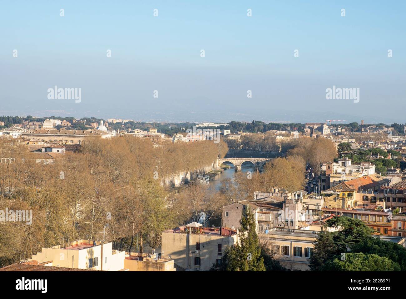 Vista panoramica di Roma, Italia, da Trastevere attraverso il Tevere Foto Stock