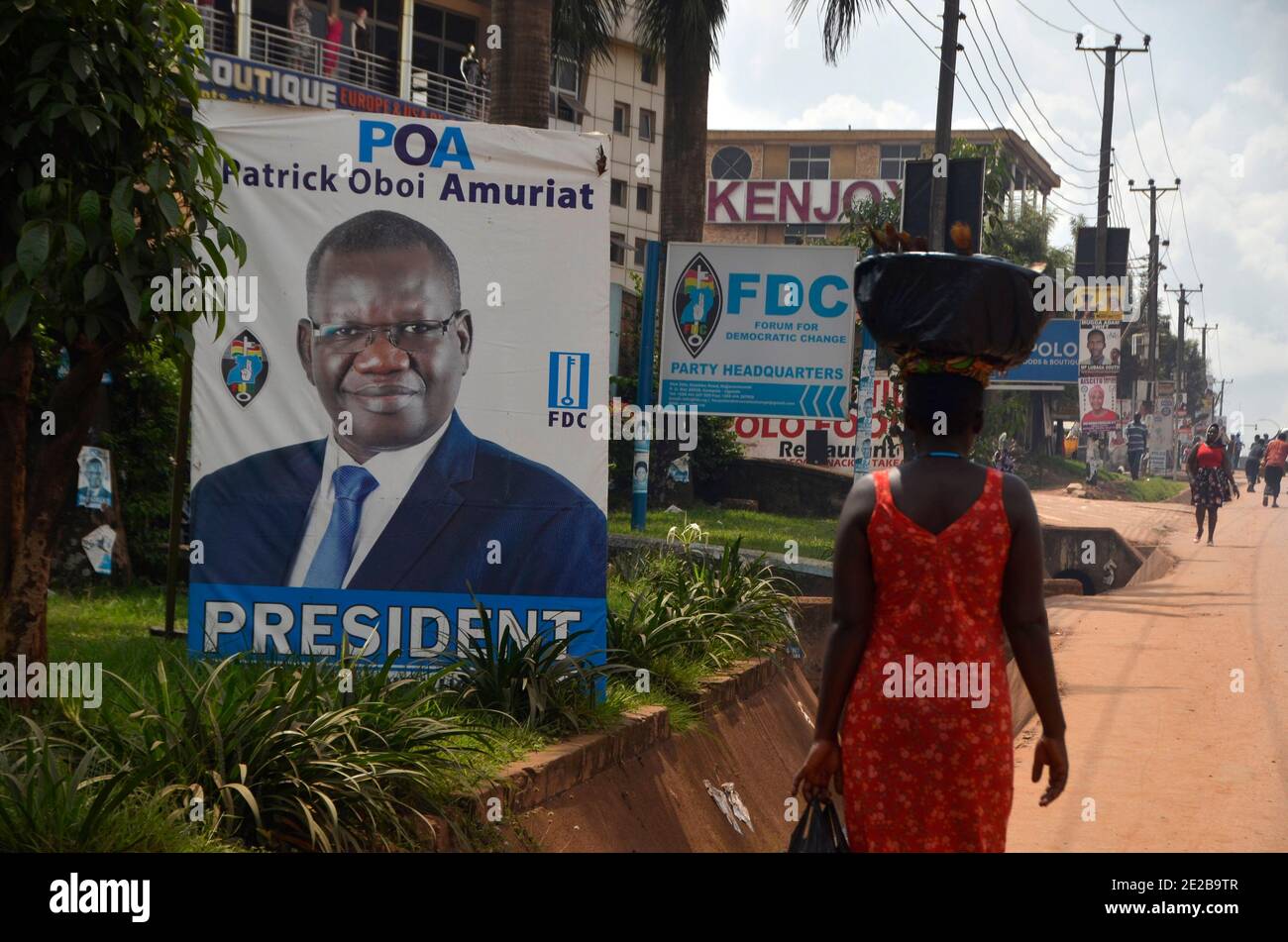 (210113) -- KAMPALA, 13 gennaio 2021 (Xinhua) -- UN manifesto che fa pubblicità alla candidatura presidenziale per Patrick Oboi Amuriat del Forum per il cambiamento democratico si trova a Kampala, Uganda, 13 gennaio 2021. Gli ugandesi si recheranno alle urne il 14 gennaio per eleggere un nuovo presidente e membri del parlamento. (Foto di Nicholas Kajoba/Xinhua) Foto Stock