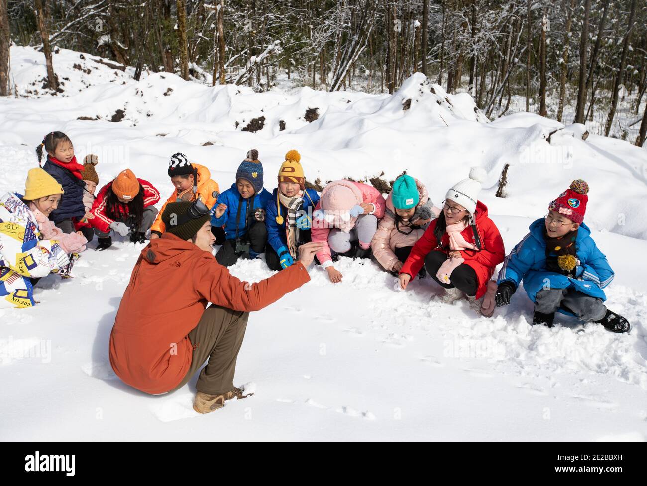 Yingjing, provincia cinese del Sichuan. 13 gennaio 2021. Gli studenti della scuola elementare di Huchangbao imparano a cercare e riconoscere le impronte della fauna selvatica in un campo nel Parco forestale nazionale di Longcantgou nella contea di Yingjing, nella provincia sudoccidentale del Sichuan, 13 gennaio 2021. Anni recenti la Contea di Yingjing ha organizzato una serie di attività educative nel Parco Nazionale della Foresta di Longcantgou per promuovere l'educazione locale in ambiente naturale. Credit: Jiang Hongjing/Xinhua/Alamy Live News Foto Stock