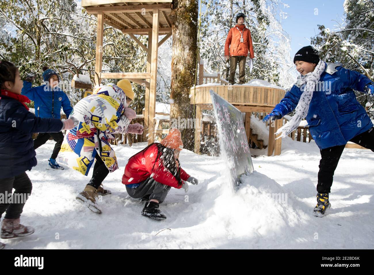Yingjing, provincia cinese del Sichuan. 13 gennaio 2021. Gli studenti della scuola elementare di Huchangbao combattono sulla neve in un campo nel Parco Nazionale della Foresta di Longcantgou nella Contea di Yingjing, nella provincia sudoccidentale della Cina di Sichuan, 13 gennaio 2021. Anni recenti la Contea di Yingjing ha organizzato una serie di attività educative nel Parco Nazionale della Foresta di Longcantgou per promuovere l'educazione locale in ambiente naturale. Credit: Jiang Hongjing/Xinhua/Alamy Live News Foto Stock