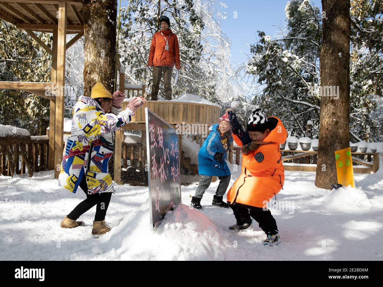 Yingjing, provincia cinese del Sichuan. 13 gennaio 2021. Gli studenti della scuola elementare di Huchangbao combattono sulla neve in un campo nel Parco Nazionale della Foresta di Longcantgou nella Contea di Yingjing, nella provincia sudoccidentale della Cina di Sichuan, 13 gennaio 2021. Anni recenti la Contea di Yingjing ha organizzato una serie di attività educative nel Parco Nazionale della Foresta di Longcantgou per promuovere l'educazione locale in ambiente naturale. Credit: Jiang Hongjing/Xinhua/Alamy Live News Foto Stock