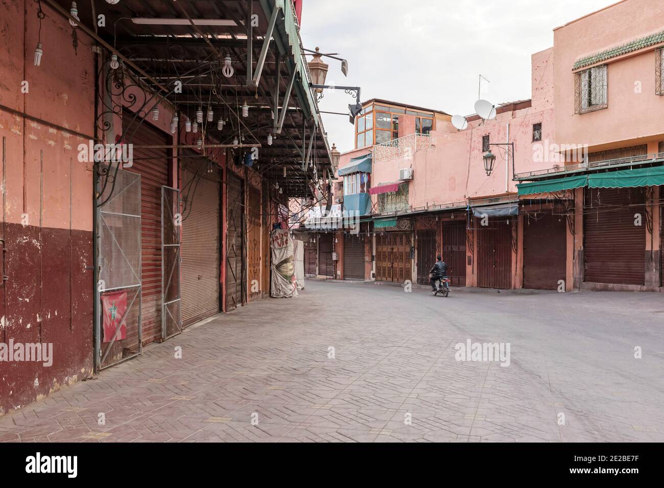 Tranquilla mattina presto a Marrakech, prima che i negozi e le bancarelle sono aperti, Marocco Foto Stock