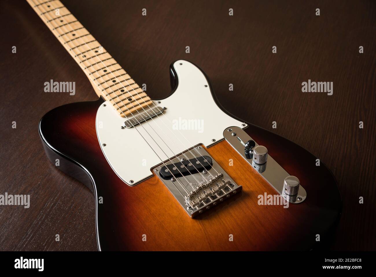Fender American Telecaster in vintage Sunburst su sfondo di legno. Foto Stock