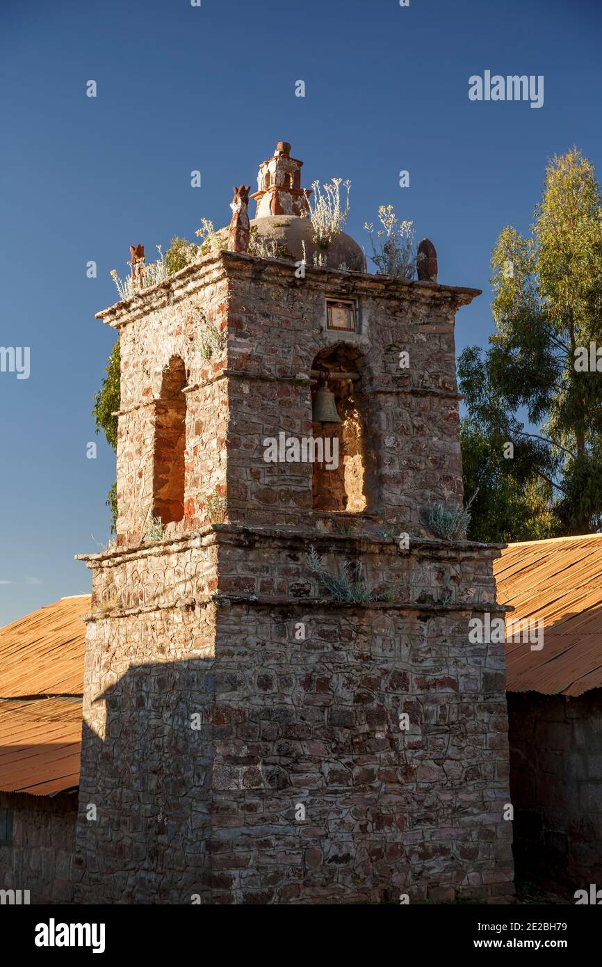 Campanile, Chiesa di San Antonio Abad, Isola di Amantani, Lago Titicaca, Puno, Perù Foto Stock