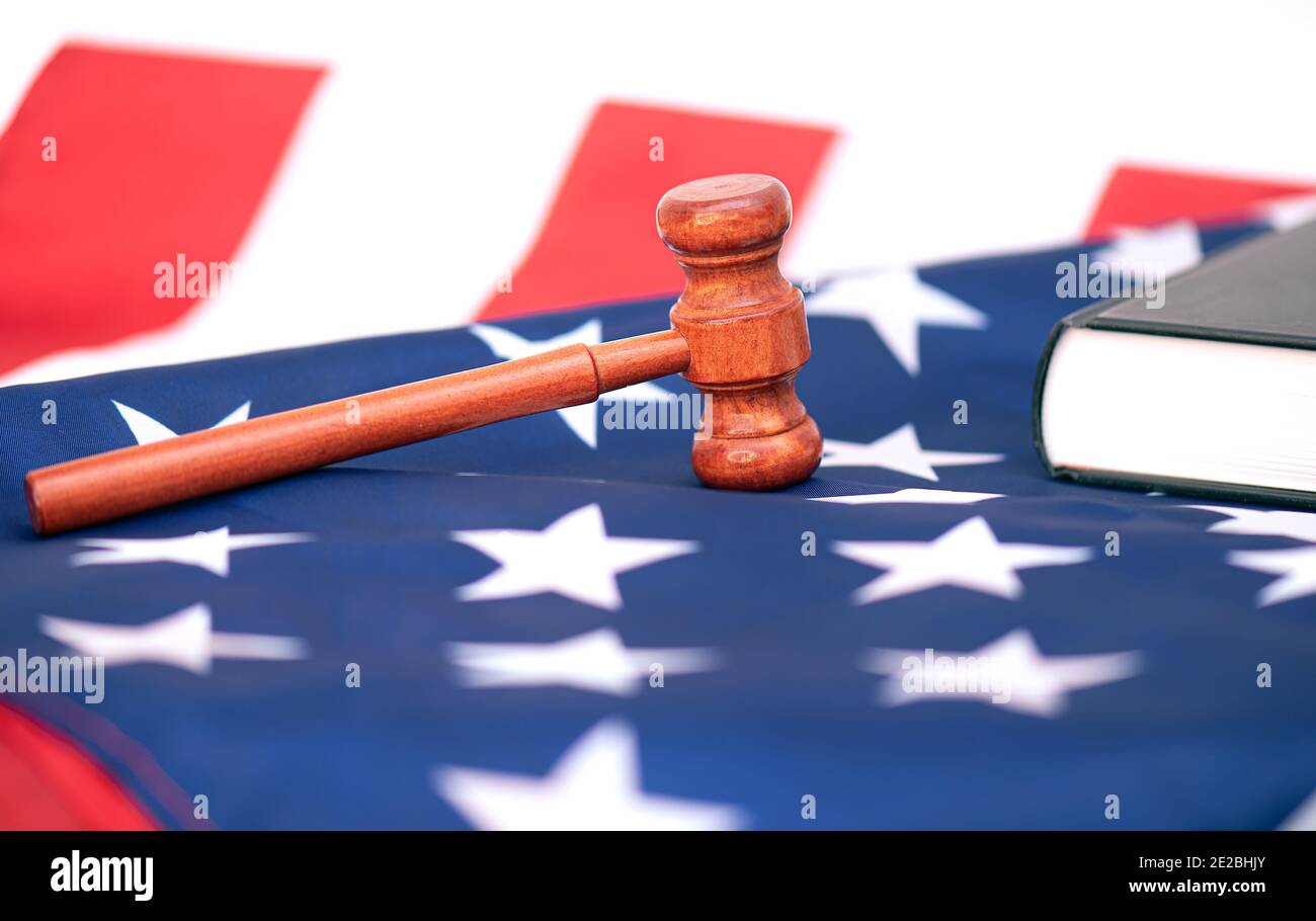 Gavel del giudice di legno sulla bandiera degli Stati Uniti, immagine concettuale circa la corte Foto Stock