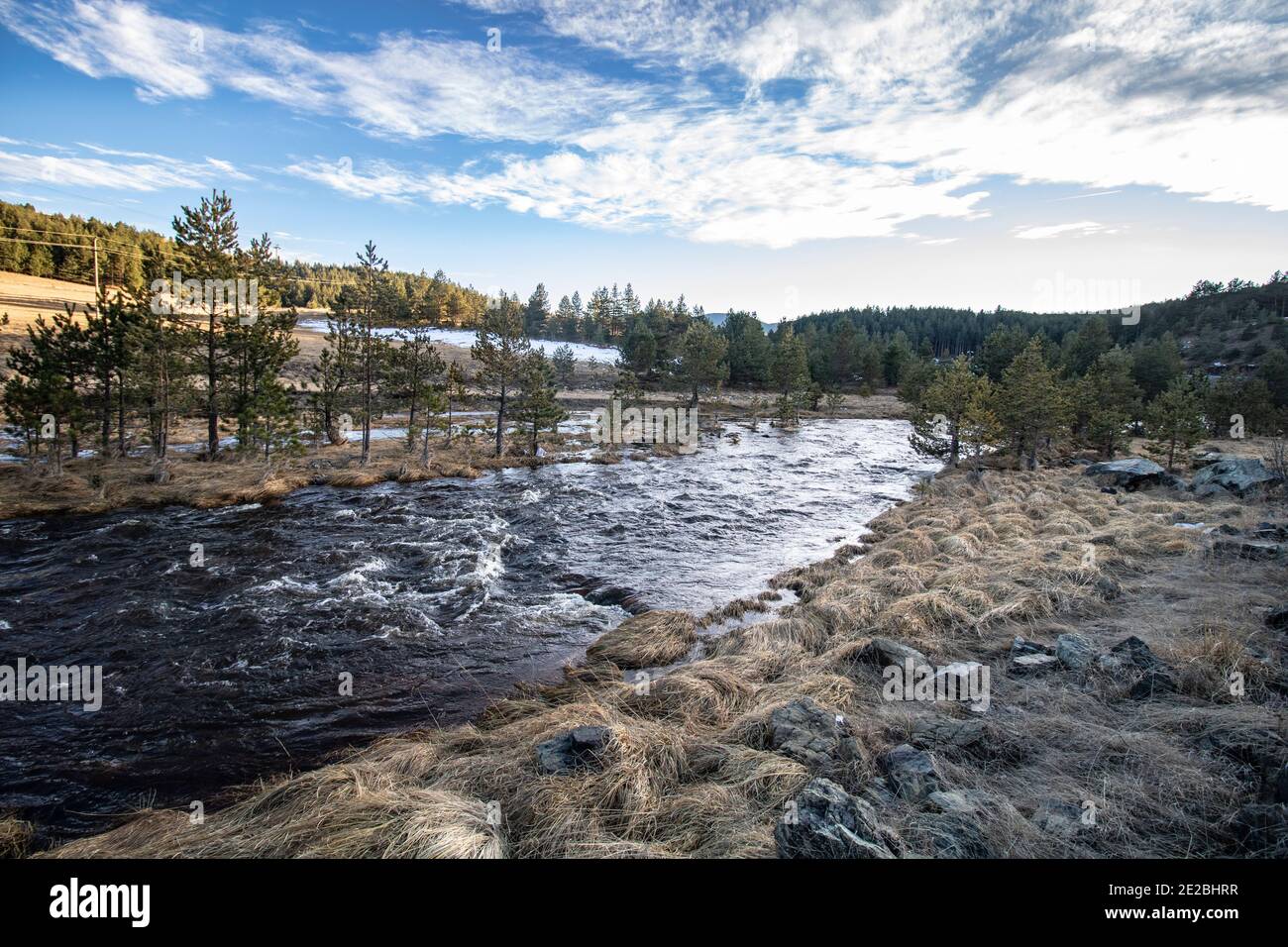 Paesaggio di montagna fiume in bella giornata soleggiata invernale Foto Stock