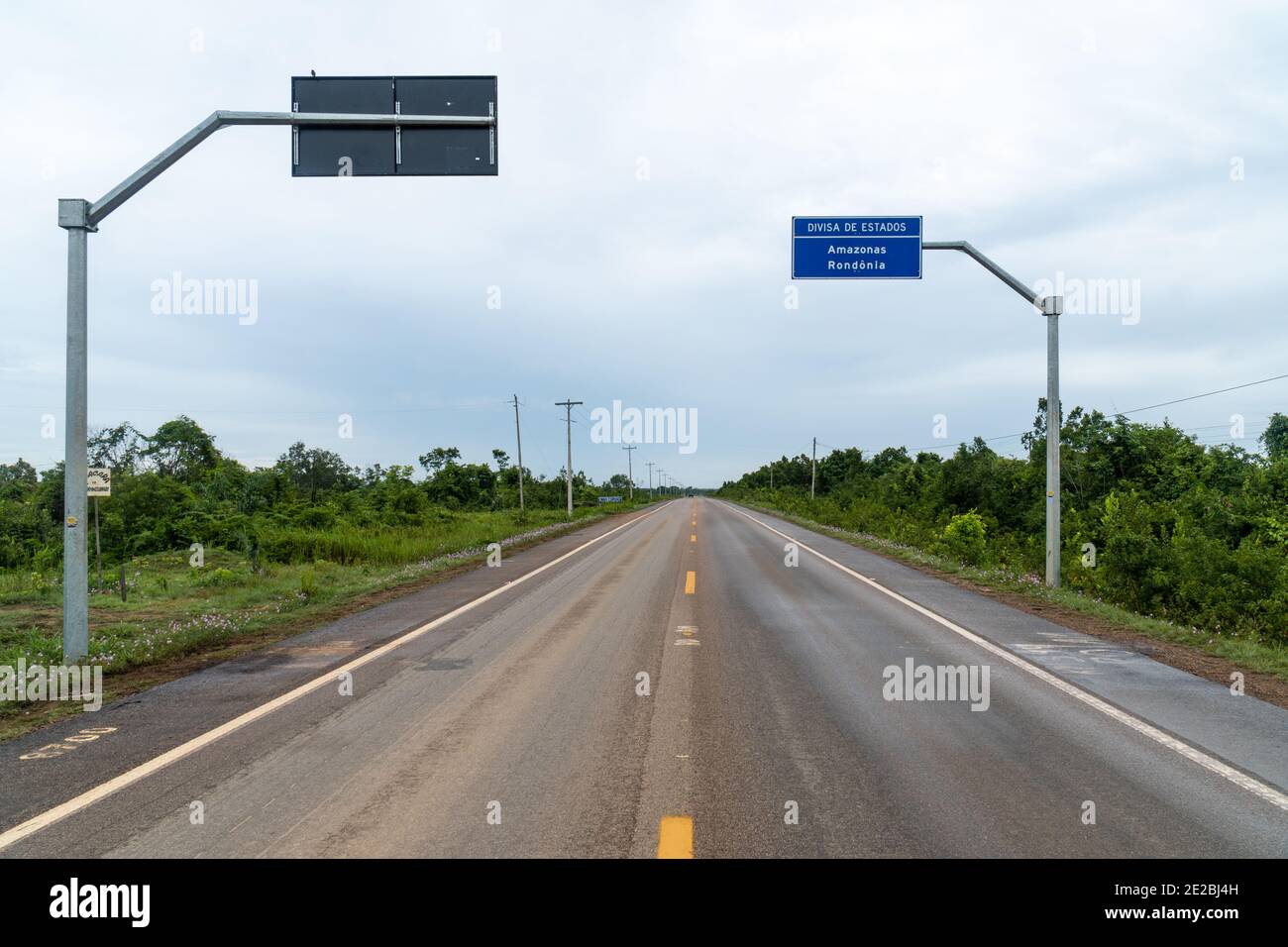 Porto Velho, RO / Brasile 15 dicembre 2020 : Vista della strada BR 319 e confine di Rondonia e Amazonas segno di stato, Amazzonia foresta pluviale, Brasile. Foto Stock