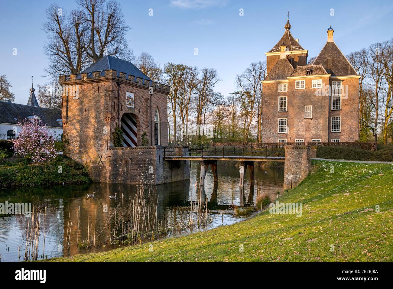 Castello medievale Soelen con la casa di gatehouse e ponte sul fossato a Buren in primavera, Zoelen, Gelderland, Paesi Bassi Foto Stock