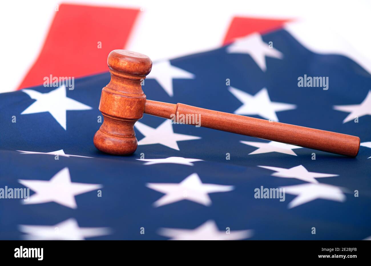 Gavel del giudice di legno sulla bandiera degli Stati Uniti, immagine concettuale circa la corte Foto Stock